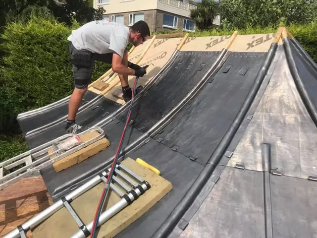 Laying lead sheet with rolls on a curved roof